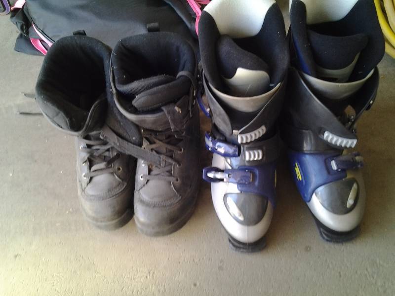 lot 215 image: Snow Board & Ski Boots Sz 13