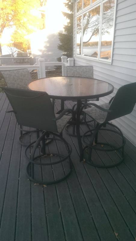 lot 249 image: Homecrest Brand Round Glass High Top Patio Table With 4-Chairs