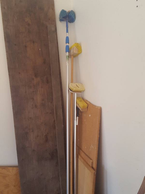 lot 202 image: 3-Telescoping Scrub Brushes