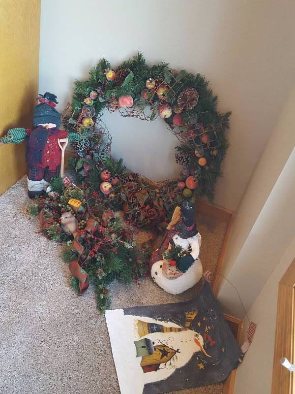 lot 147 image: Christmas Decor