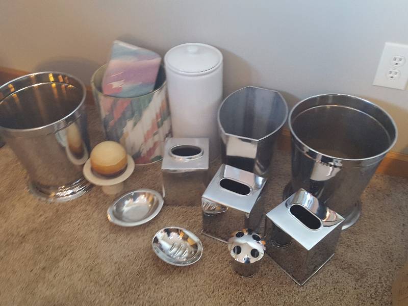 lot 158 image: Bathroom Accessories