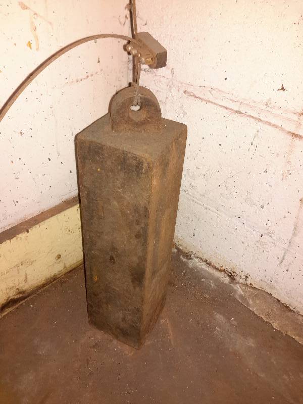 Counter weight system used to hold up a large lid from a paint barrel