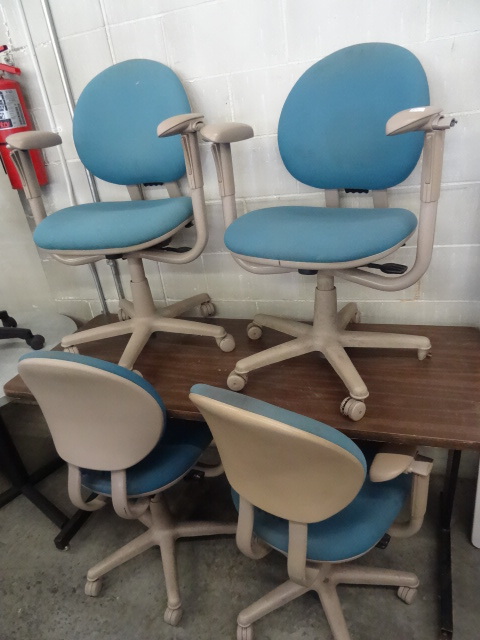 lot 31 image: 4 Matching Office Chairs on Wheels