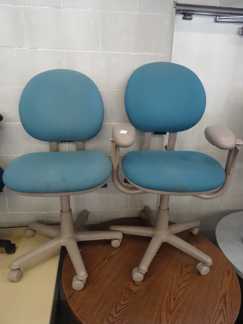 lot 34 image: 2 Office Chairs on Wheels