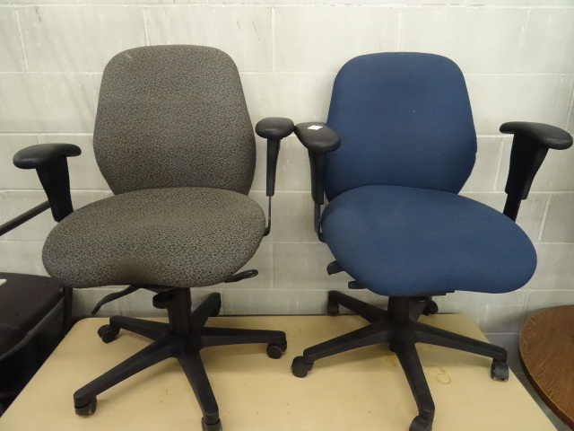 lot 37 image: 2 Office Chairs on Wheels