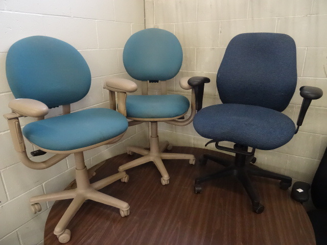 lot 41 image: 2 Matching Office Chairs on Wheels