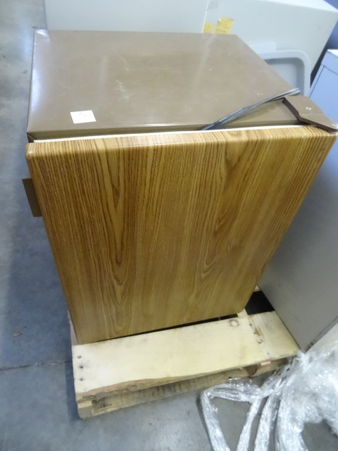 lot 45 image: Sears Dorm Fridge 564.8962520