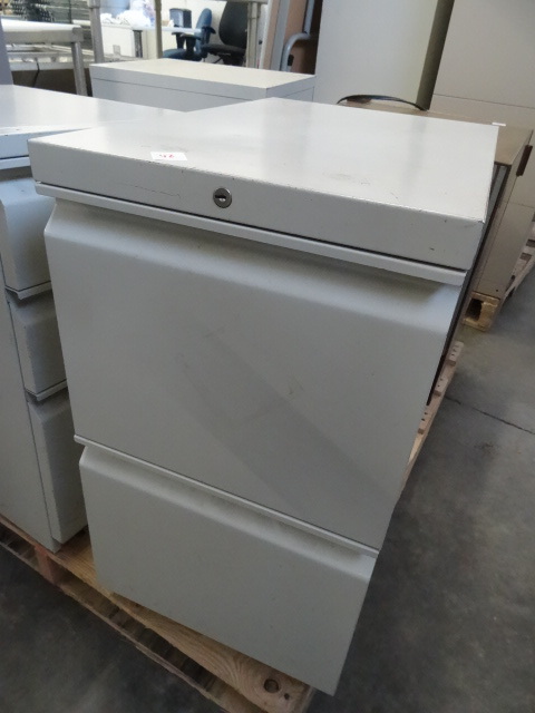 lot 46 image: 3 Drawer 15 Ped.  15 Metal 2 Drawer