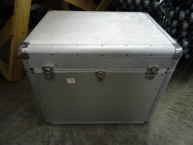 lot 85 image: Empty Aluminum Case  24 X 18 X 20