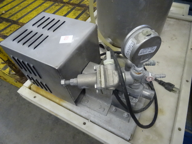 lot 133 image: 120 Volt Vacuum Pump