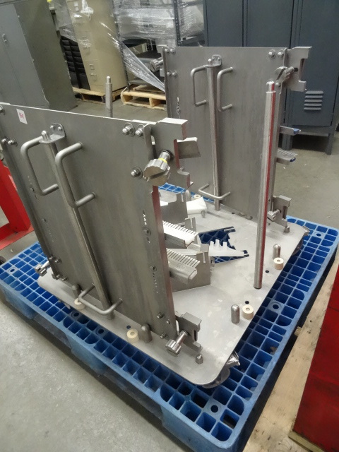 lot 169 image: Stainless Specialty Cart 29 X 29 X 30
