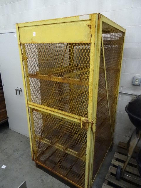 lot 178 image: Look Up Fork Lift Propane Tank Cage