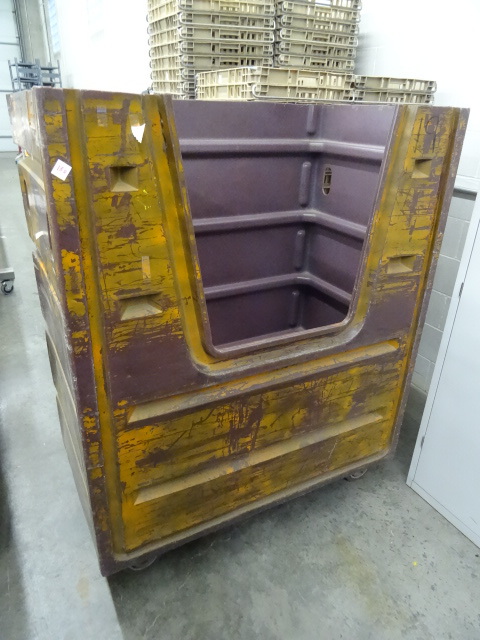 lot 180 image: Poly Tub On Wheels 48 X 28 X 60