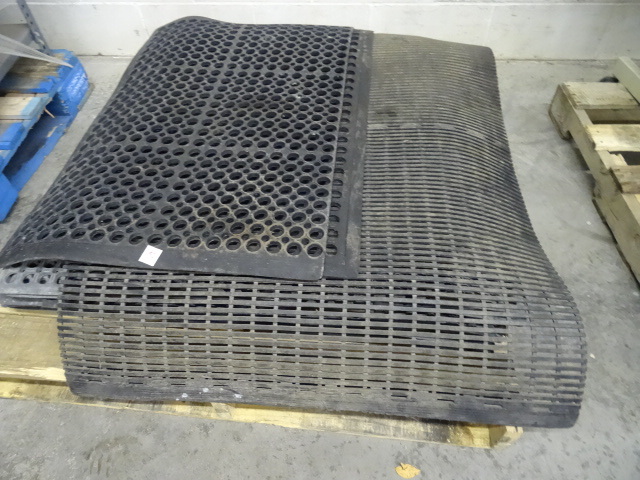 lot 192 image: Rubber Fatigue Mats