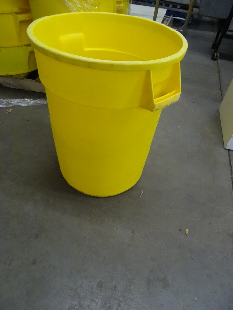 lot 210 image: 32 Gal. Rubbermaid Garbage Can