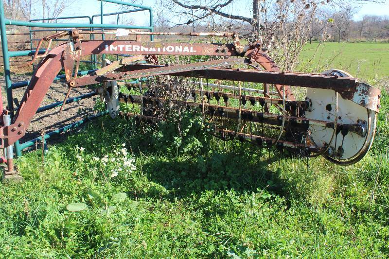lot 307 image: International 35 Hay Rake