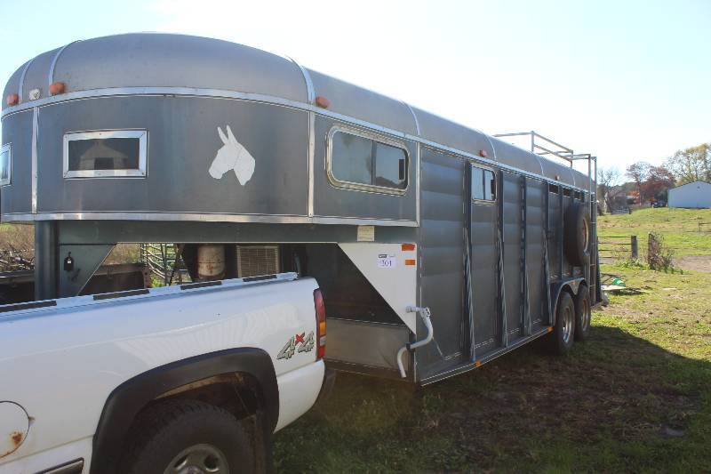 lot 304 image: 1980 McQuerry 5th Wheel Horse Trailer