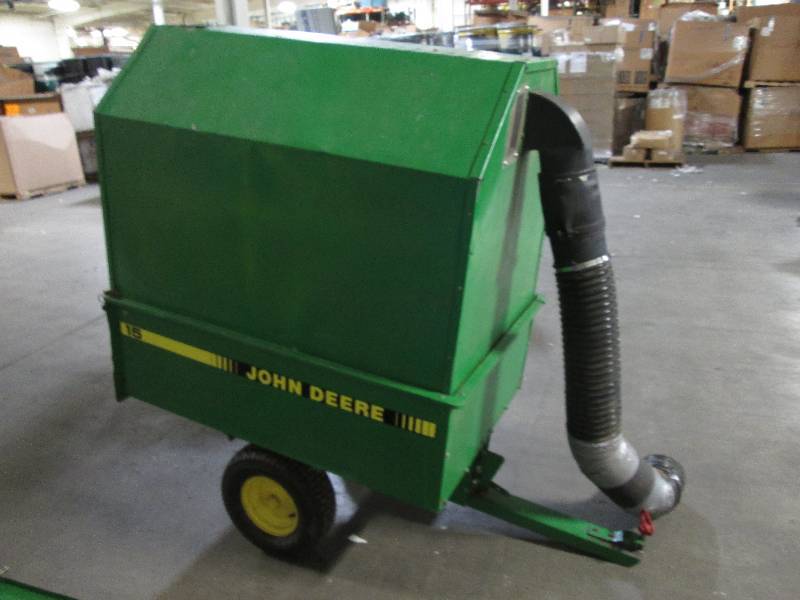 lot 1 image: John Deere Leaf Catcher with Briggs and Stratton Motor