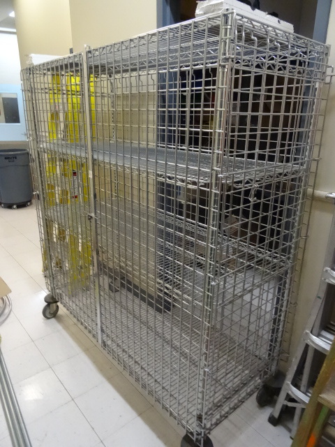 Metro wire rack lock up unit