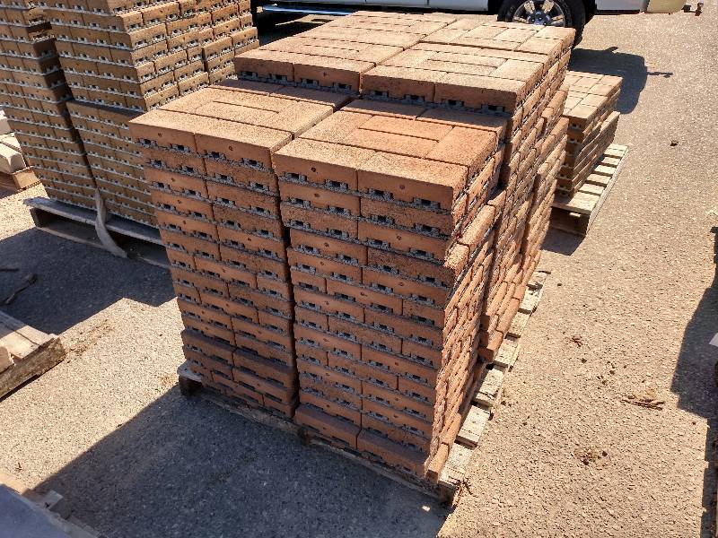 (94) 16x16 Grids 4x8 Vast Paver, Br...