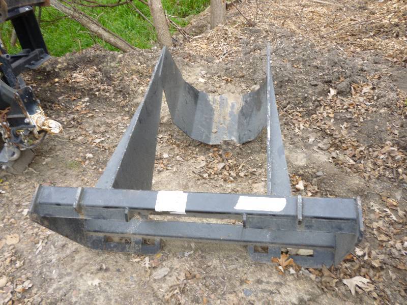 lot 15 image: Universal Mount Bobcat Skid Loader Skid Steer U-BucketBlade