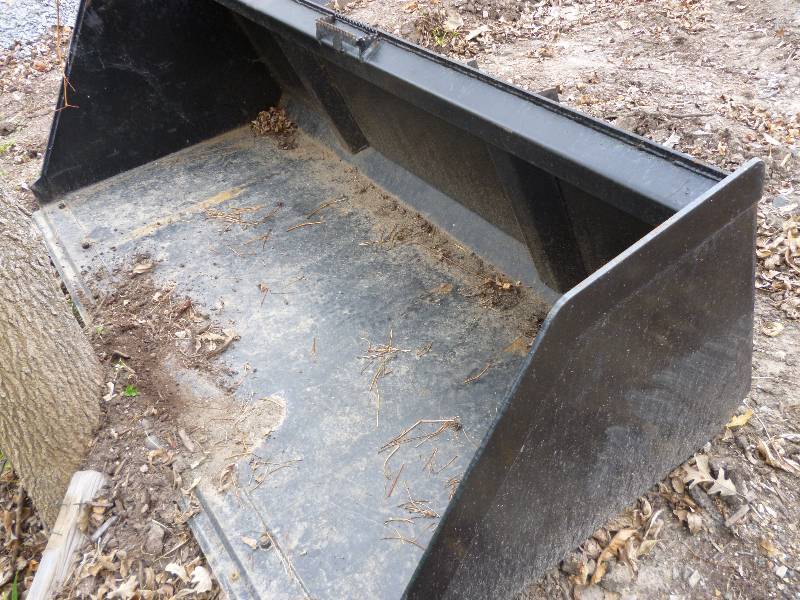 lot 16 image: Universal Mount Bobcat Skid Loader Skid Steer 80 Snow Bucket