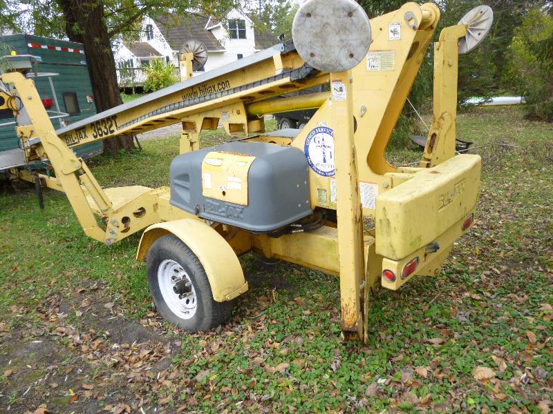 lot 2 image: 2007 Biljax Model 3632T Tow Behind Battery Powered Man Lift