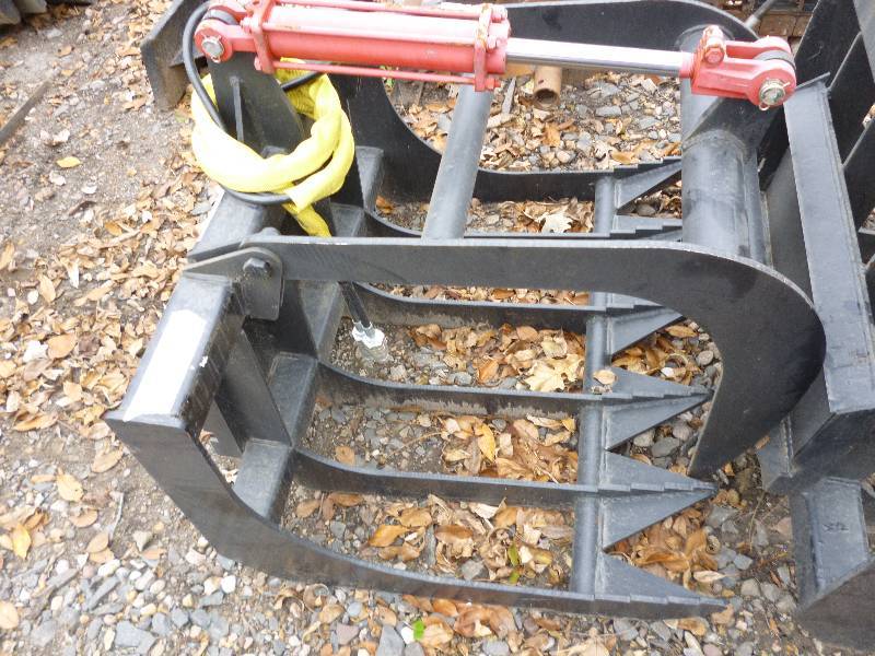 lot 17 image: Universal Mount Mini Bobcat Dingo Boxer 48 Hydraulic Grapple Attachment