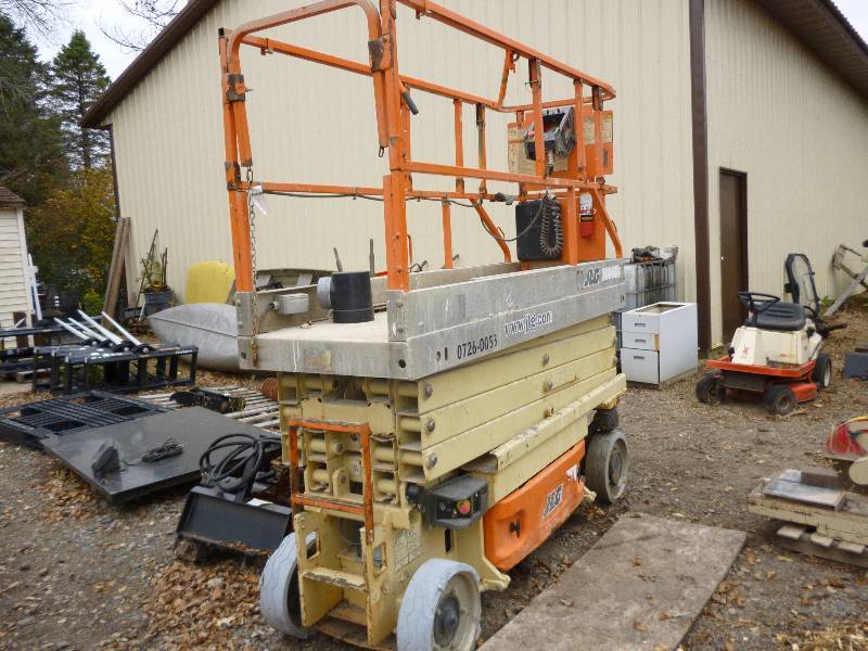lot 7 image: 2004 JLG Model 2630 ElectricHydraulic Scissors Lift