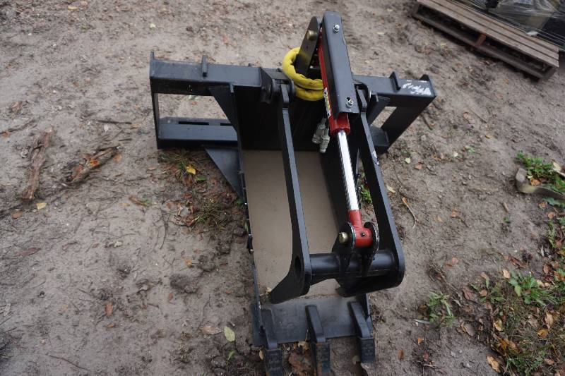 lot 11 image: Universal Mount Bobcat Skid Loader Skid Steer Stump Grapple Bucket