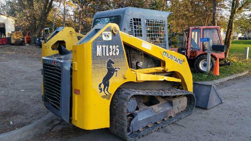 lot 1 image: Mustang Model MTL325 2 Speed Tracked Multi Terrain Bobcat Skid Loader Skid Steer