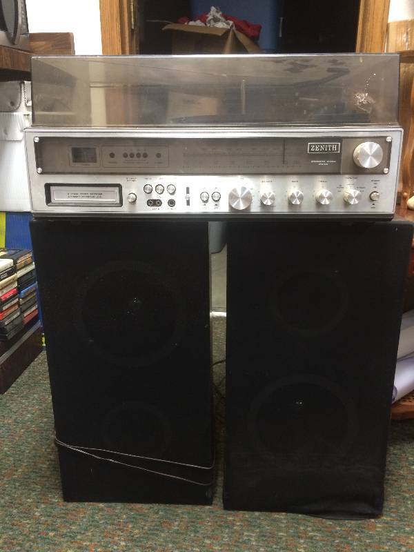 lot 33 image: Zenith Home Stereo System