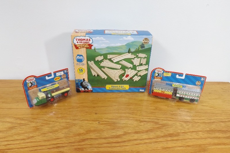 New in Box Thomas and Friends Wooden Railway Figure 8 Wood Track Set, with Trains