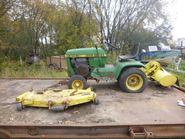 lot 8 image: John Deere 215 Lawn Tractor