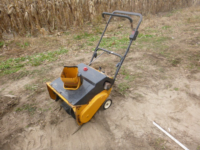 lot 11 image: MTD Snowblower