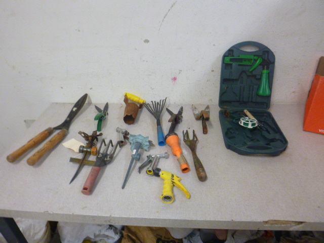 lot 43 image: Miscellaneous Garden Tools