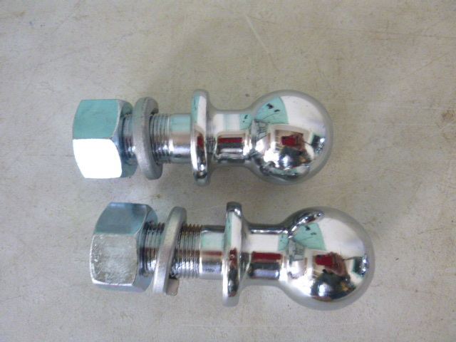 lot 29 image: 2 Balls