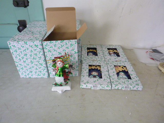 lot 215 image: Christmas Decorations