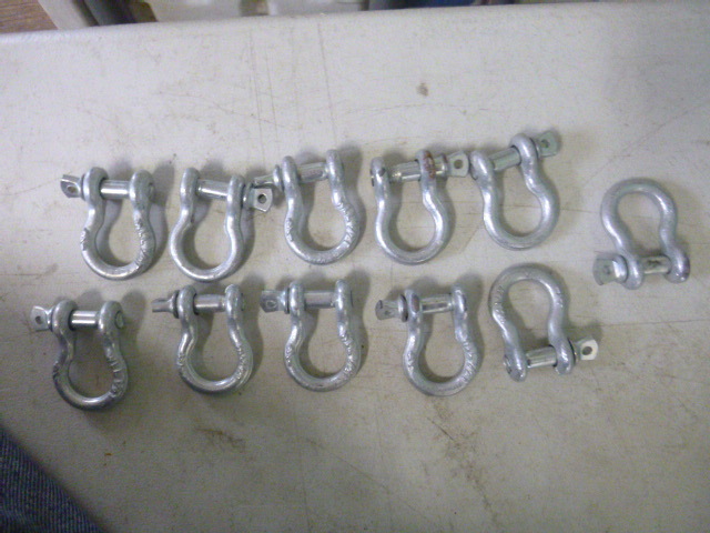 lot 293 image: 11 Small Clevis Pins