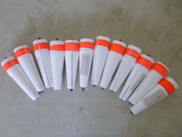 lot 407 image: 12 Popper Bobbers