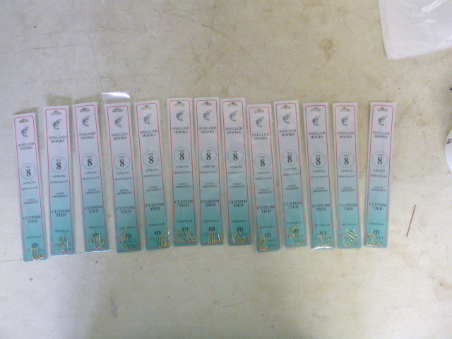 lot 418 image: 12 Packs of Dolphin Snelled Hooks