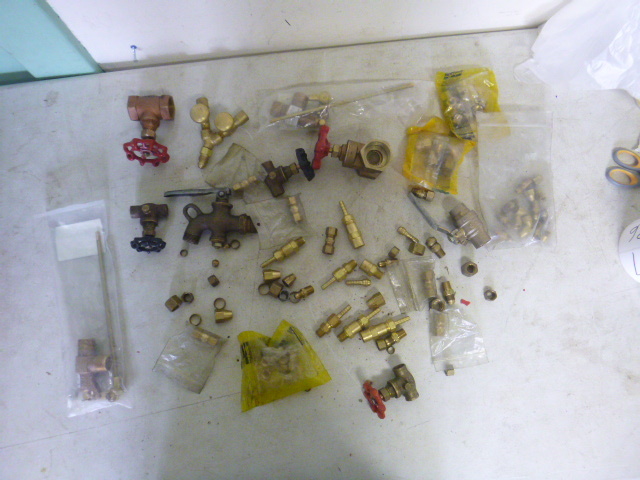 lot 432 image: Miscellaneous Brass Plumbing Items