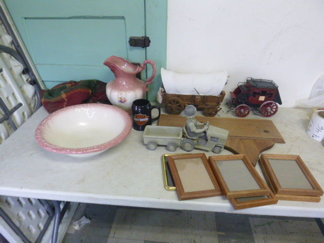 lot 446 image: Miscellaneous Home Dcor