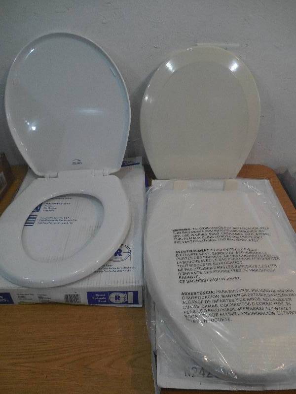 lot 26 image: 3 - TOILET SEATS