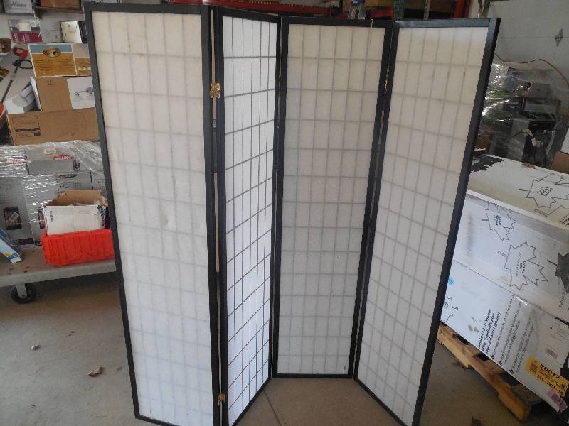 lot 11 image: 4 PANEL ROOM DIVIDER