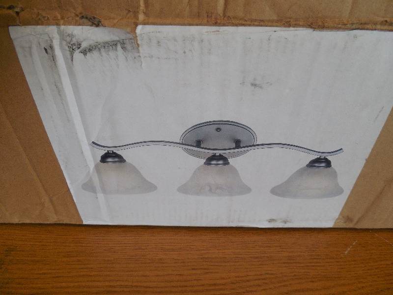 lot 19 image: 3-LIGHT VANITY LIGHT FIXTURE