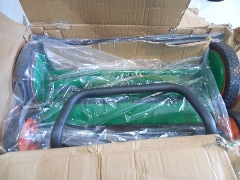 lot 52 image: Scotts 20 in. Reel Mower with Grass Catcher