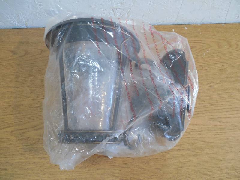 lot 76 image: YARD LIGHT