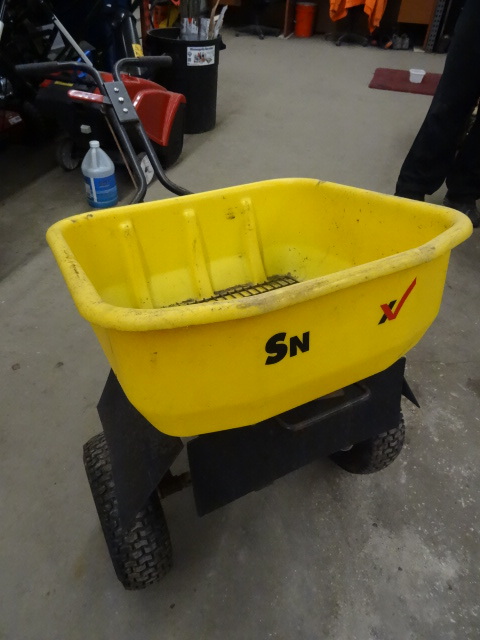 lot 11 image: Large capacity Spreader