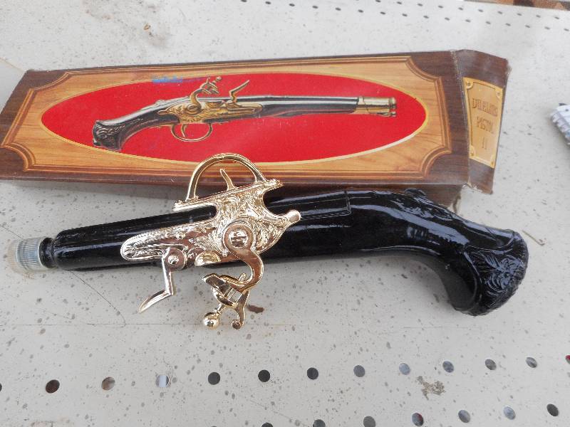 COLLECTIBL PISTOL AVON BOTTLE